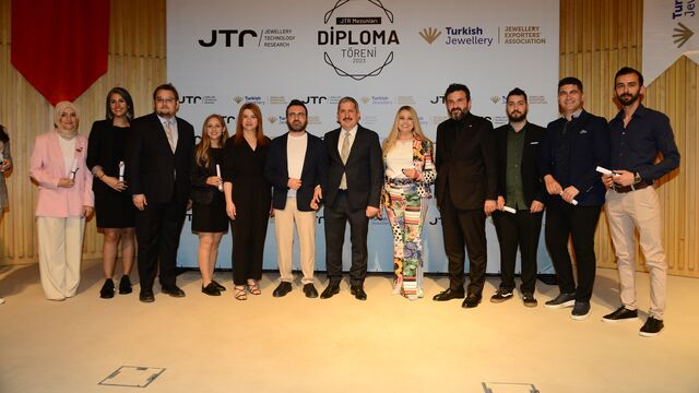 Pırlanta uzmanları diplomalarını aldı…