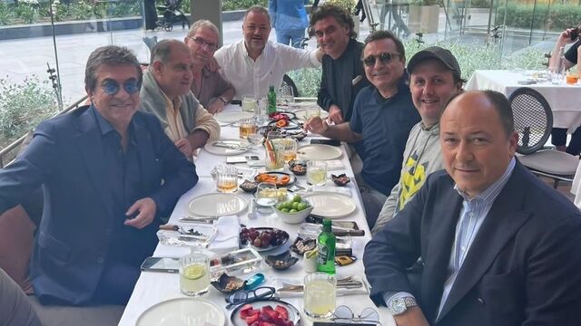 Yemekte buluştular...