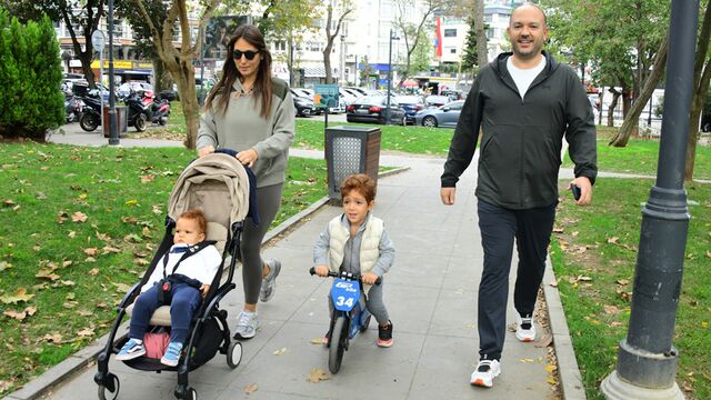 Çocuklarla caddelerde eğlendiler
