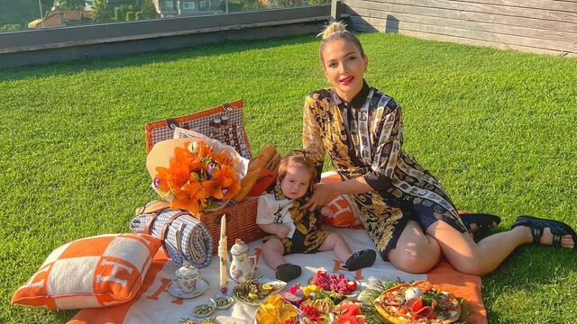 Anne-oğul kahvaltı yaptı