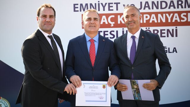 Polat ve Eraslan'a özel plaket