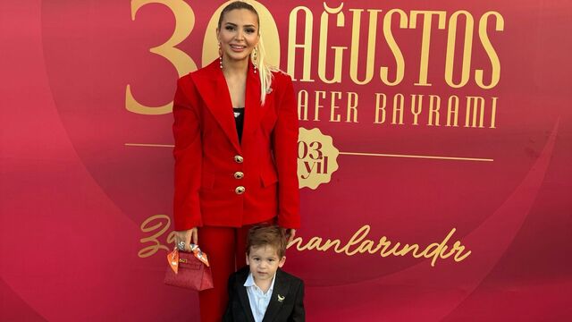 Zafer Bayramı'nı bebeğiyle kutladı
