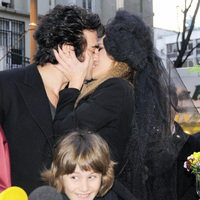 Sosyetik çift sokak ortasında evlendi