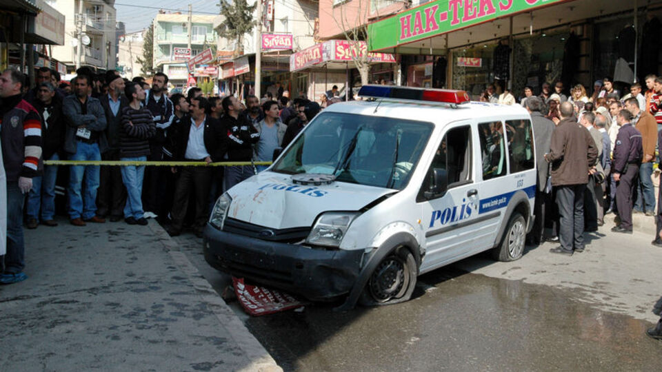 Polis aracı kaldırıma çıktı: 1 ölü