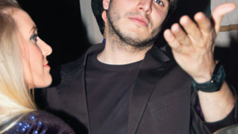 Ezel'in kardeşi aşk partisinde