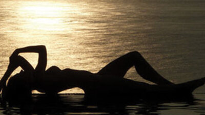 Çıplak pozlarını twitter'dan paylaştı GALERİ