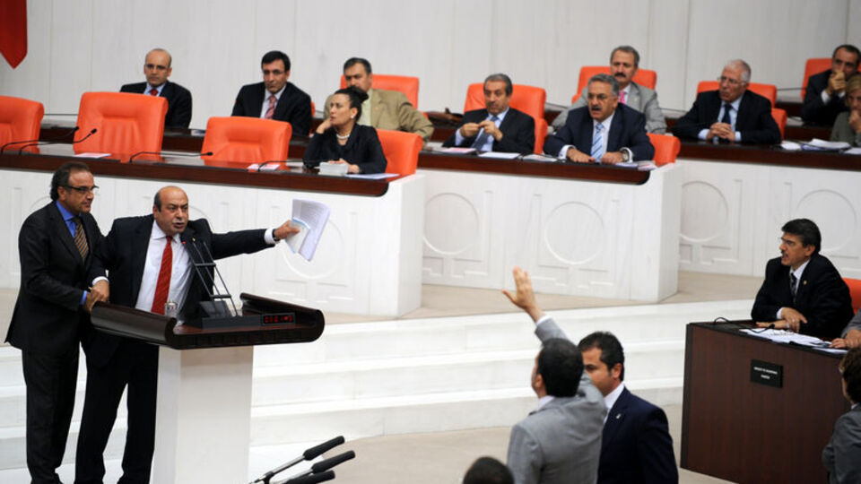 TBMM'de 'şerefsiz' kavgası!