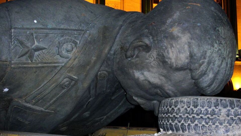 Son büyük Stalin heykeli de düştü