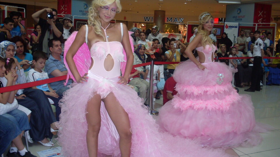 Esra-Ceyda kardeşlerden "pembe" frikik! GALERİ