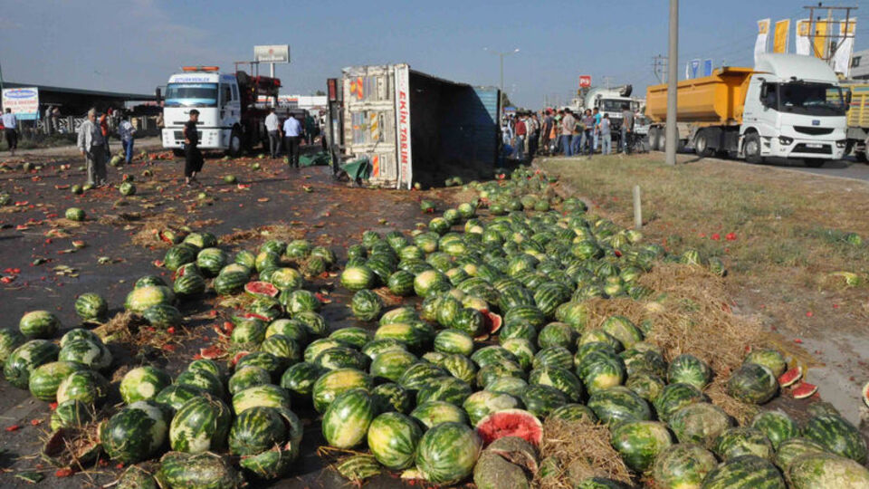 Karpuz kamyonu ile otomobil çarpıştı: 13 yaralı