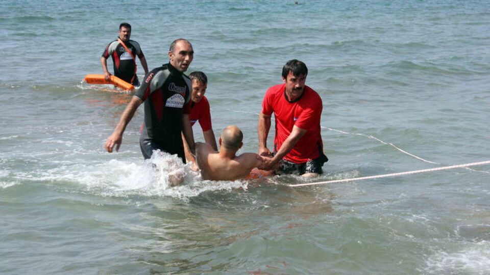 Hayat Kurtarma Timi 11 kişiyi kurtardı.