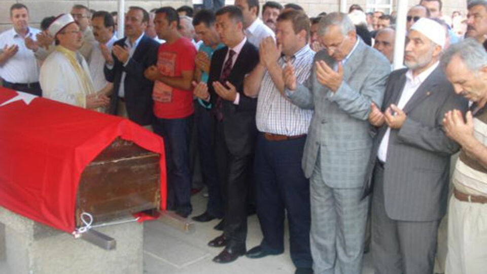 AK Partili eski başkan toprağa verildi