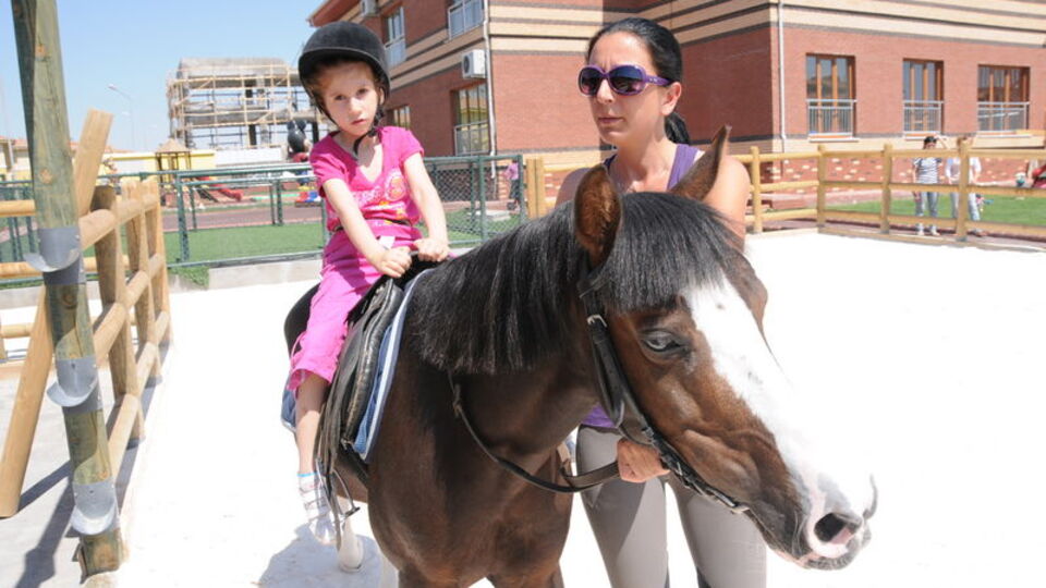 Engelli çocuklara atlı tedavi