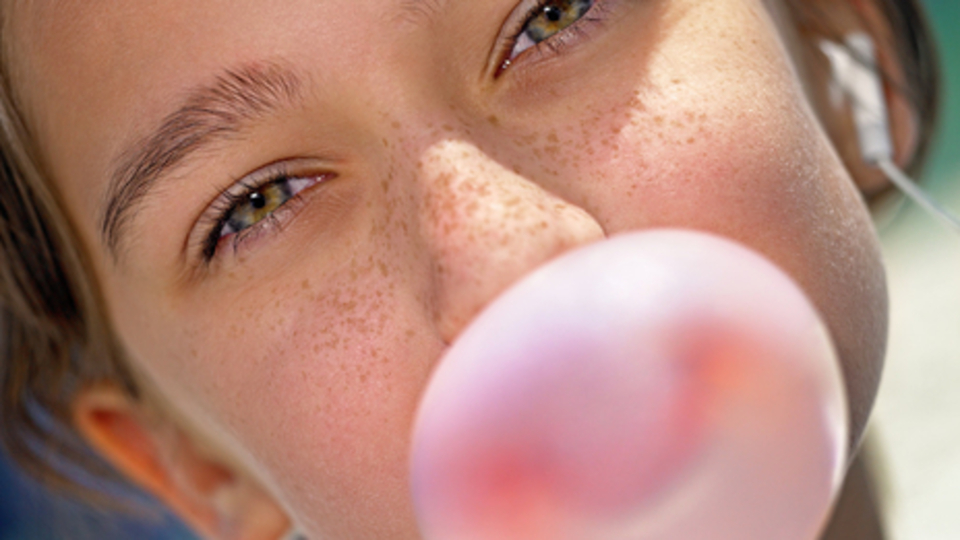 Yüz felcine karşı sakız çiğneyin