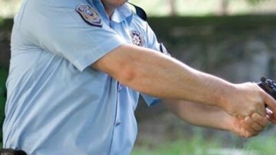 Polis de şarkı söyler, resim yapar, âşık olur