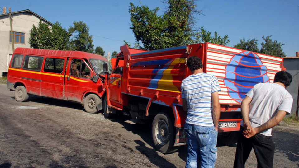 Kamyonet işçi servisine çarptı