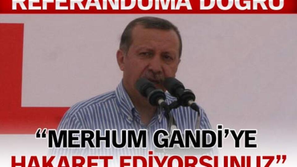 "Merhum Gandi'ye hakaret ediyorsunuz!"