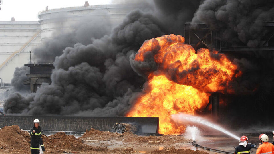 İran'da petrol terminali patladı