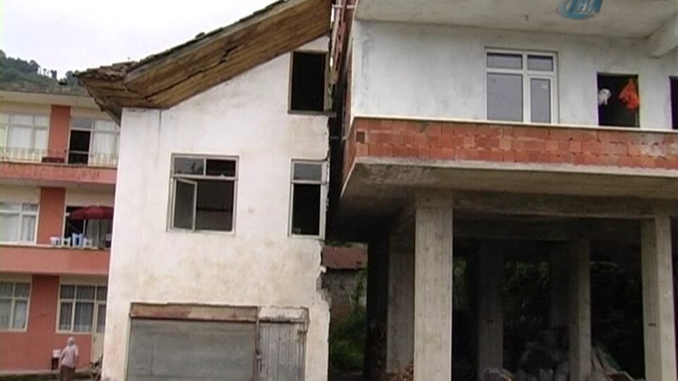 Laz inadı evi ikiye böldü