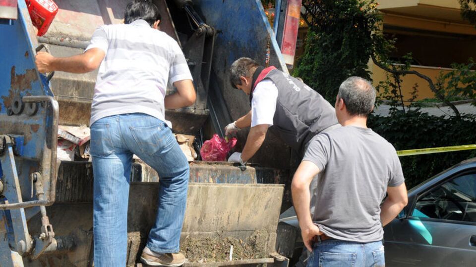 Çöp konteynırından kadın bacağı çıktı!