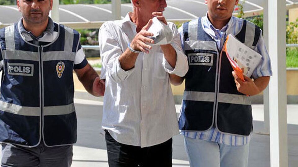 Sahte kimlikle polisi atlattı