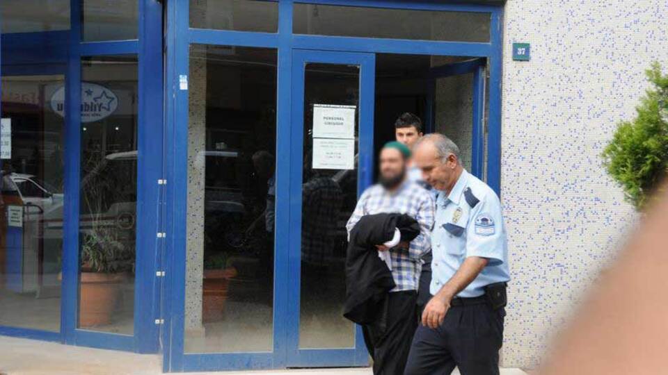 Karısını ve hamile kızını boğarak öldürdü