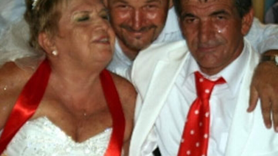 Ünlü söz yazarı otoparkçıyla evlendi