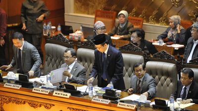 Endonezya meclisi mecburen porno izledi