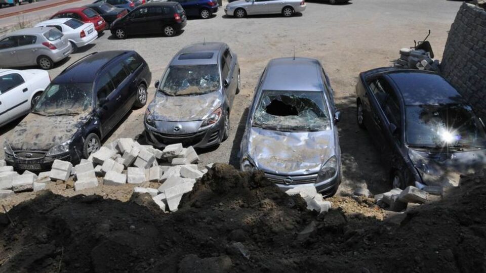 Otopark duvarı araçların üzerine yıkıldı!