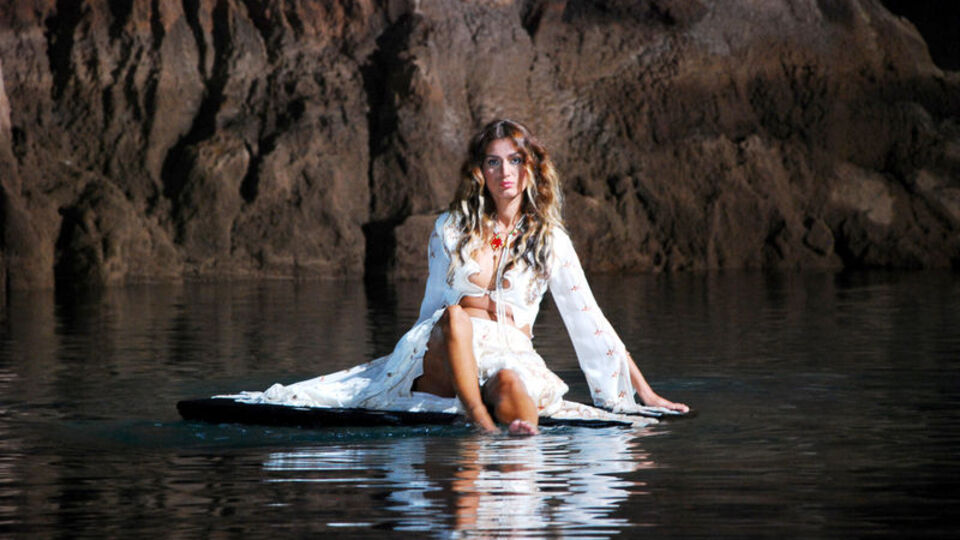 Tuğba mağarada klip çekti GALERİ