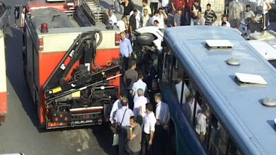 İstanbul'da halk otobüsü minibüsle çarpıştı