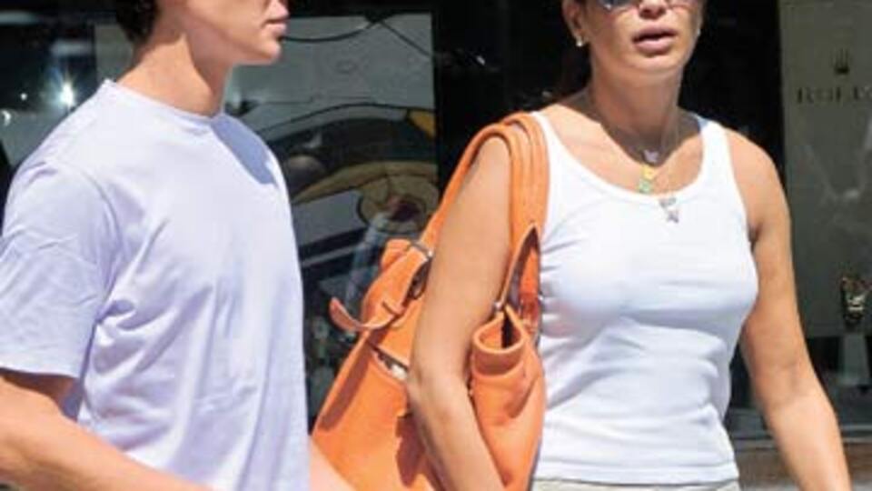 Boşandığı eşinin oğluyla buluştu