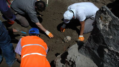 183 Türk'ün bulunduğu toplu mezarda kazı...