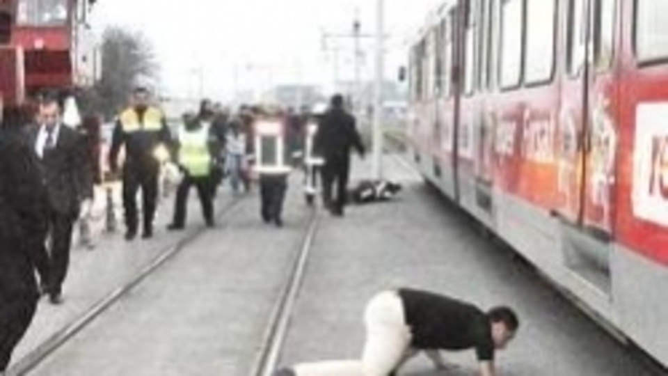 Motosiklet tramvayın altında kaldı