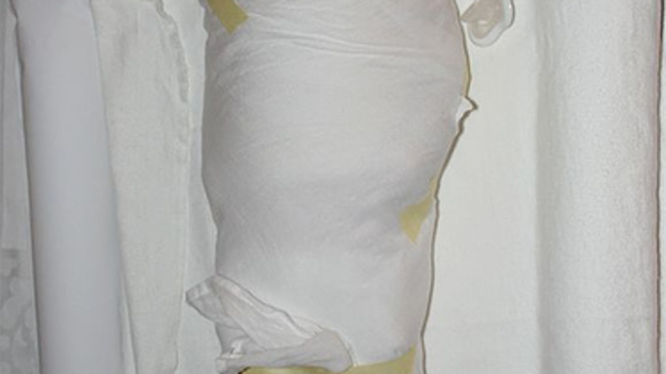 Sıcaklarda bebekleri kundaklamayın