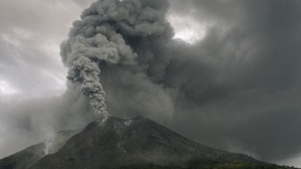 Sinabung yanardağı faaliyete geçti