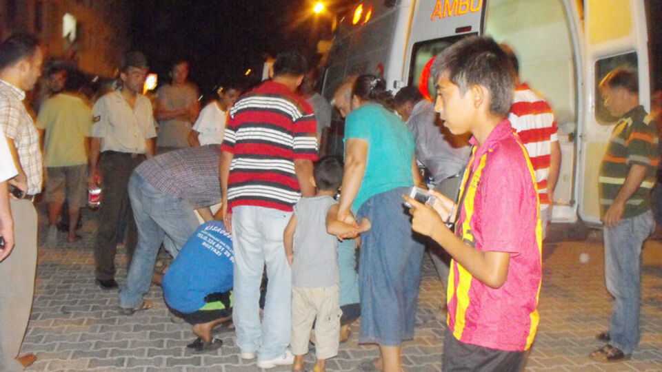 Otomobil kalabalığa daldı