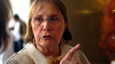 Adalet Ağaoğlu ve Osman Can'a yumurtalı saldırı!