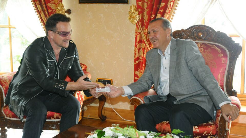 Bono'dan Başbakan'a ilginç hediye