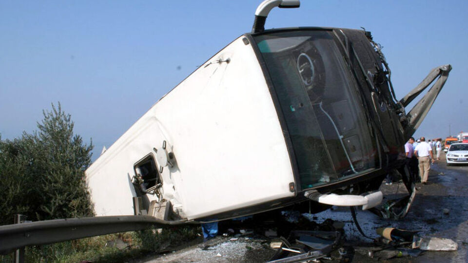 Türk otobüsü Bakü'de kaza yaptı: 1 ölü, 21 yaralı