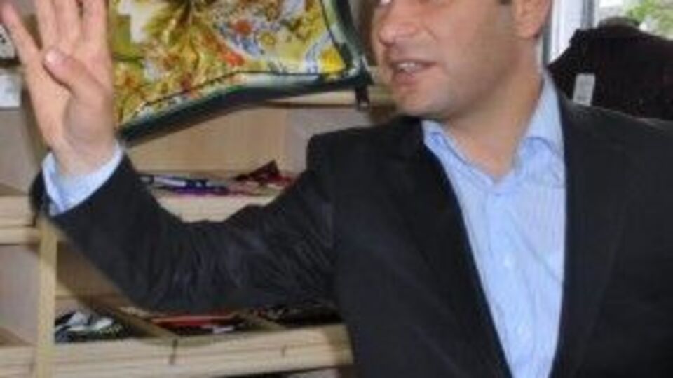 Tutuklu belediye başkanından ''kelepçeli'' bayram kartı