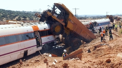 Hızlı yolcu treni, kamyonu biçti