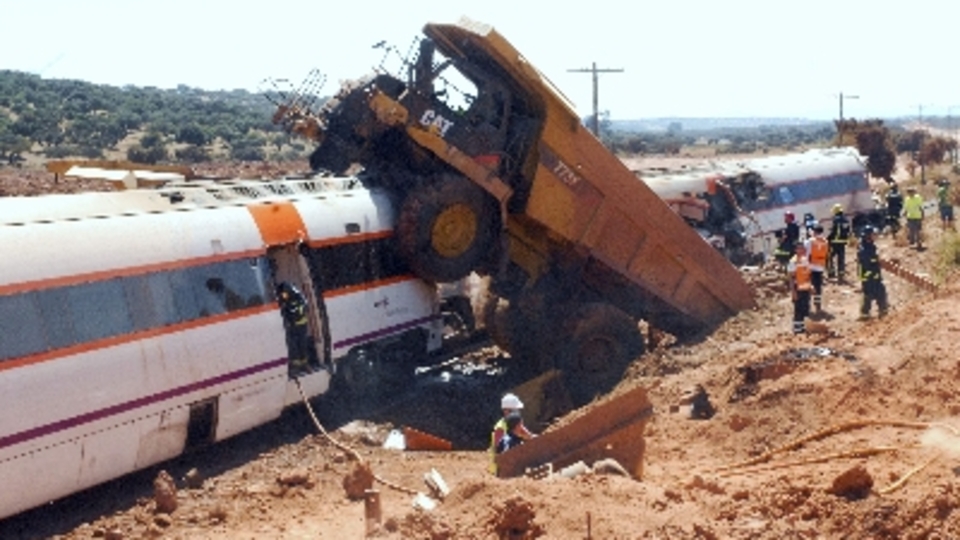 Hızlı yolcu treni, kamyonu biçti