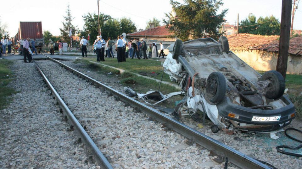 Yük treni otomobili biçti