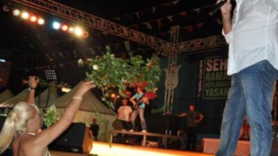 Göğebakan'nın konserinde sürpriz 1000 adet gül