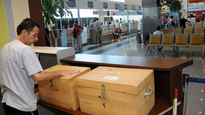 Havaalanında oy kullanmama tartışması