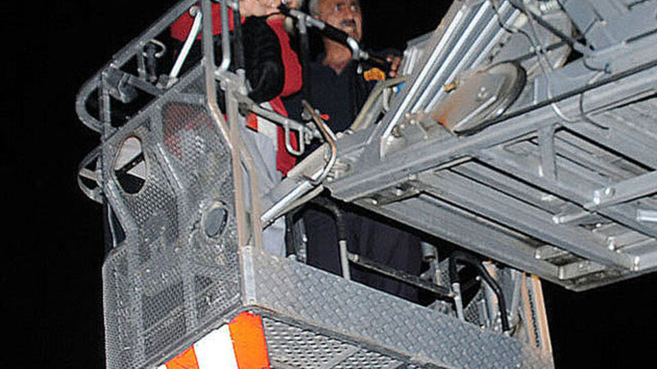 Koca dayağından itfaiye kurtardı