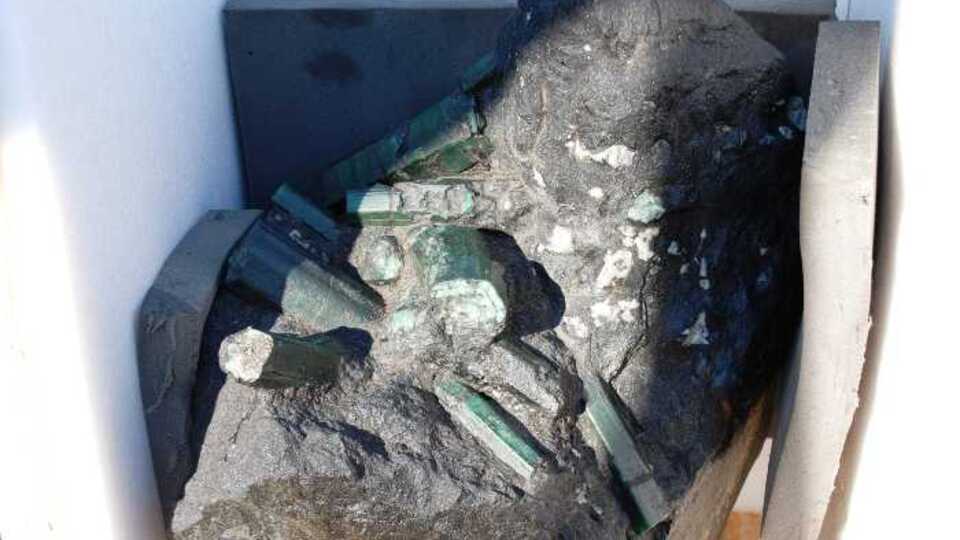 Bu kaya parçasında 370 milyon dolarlık zümrüt var