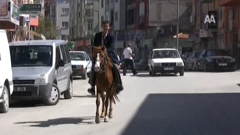 Şehrin göbeğinde okula atla gidiyor VİDEO