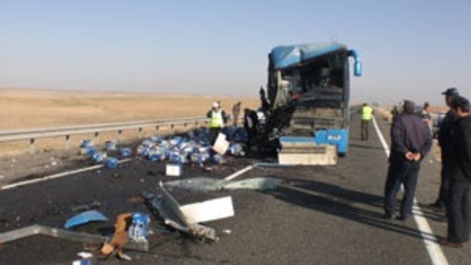 Yolcu otobüsü kamyonla çarpıştı